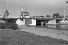 84042 Gezicht op de Balijebrug over het Merwedekanaal te Utrecht, uit het zuidwesten.